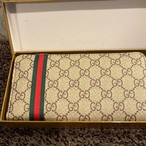Beautiful wallet used one time in like new condition